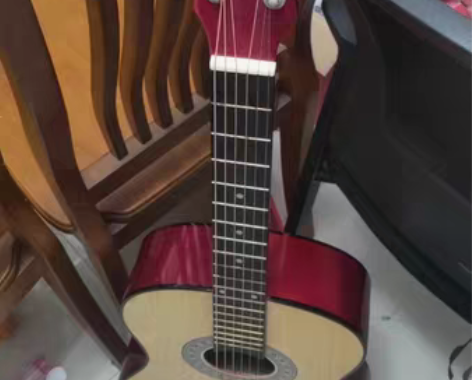 旧吉他,杂牌,三百买的,可刀,包邮。 感兴...