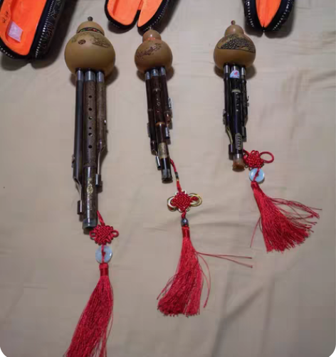 心血来潮买的葫芦丝3把，G调，C调，小D调...