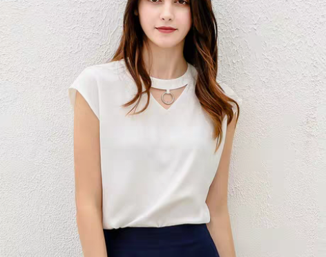 转卖简朵女装夏季新款米白色圆领修身百搭透气...