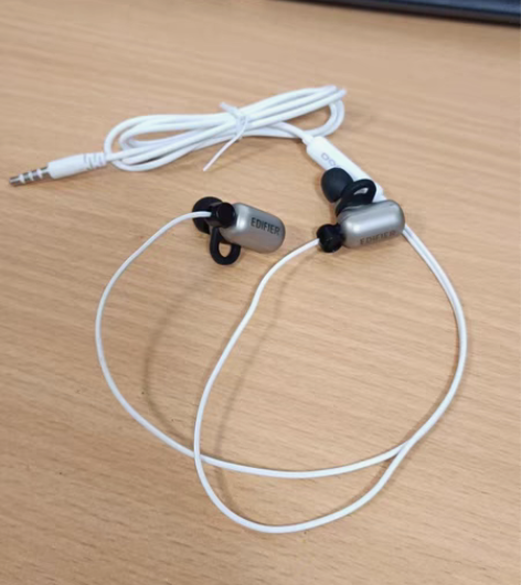 漫步者耳机，凑活用吧，低音高音都有了，只是...