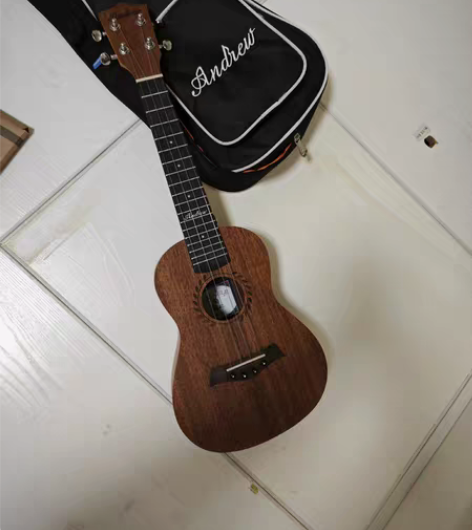 安德鲁尤克里里9成新，孩子不玩了。 赠送琴...