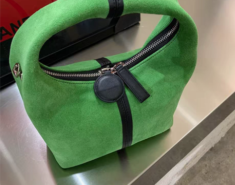 转卖落落狷介女士今年流行包包绿色手拿包百搭...