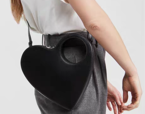 转卖小众款包包个性心型镂空包时尚百搭黑色女...