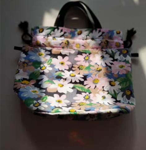 女士手提包 9成新  低价出售 感兴趣的话...