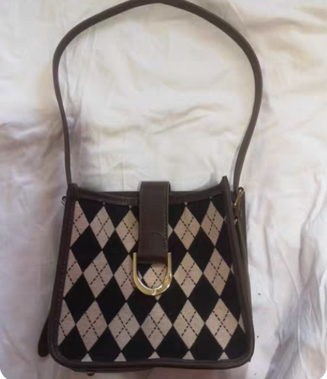 女士小挎包，新的。 感兴趣的话点“我想要”...