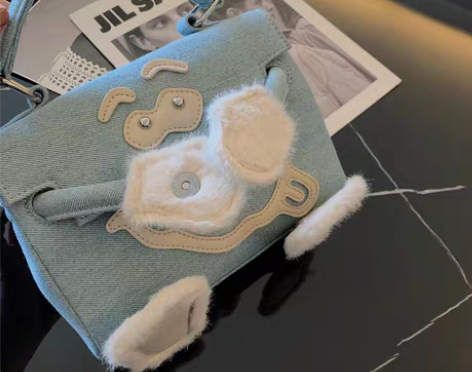 转卖赵辰晨 可爱牛仔蓝仿兔毛手提包女202...