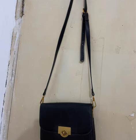 斜挎包 感兴趣的话点“我想要”和我私聊吧～...