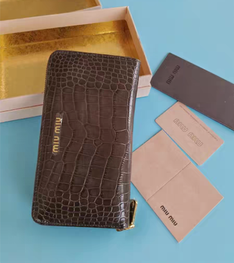 包邮miumiu鳄鱼纹女士长款钱包 拉链暗...