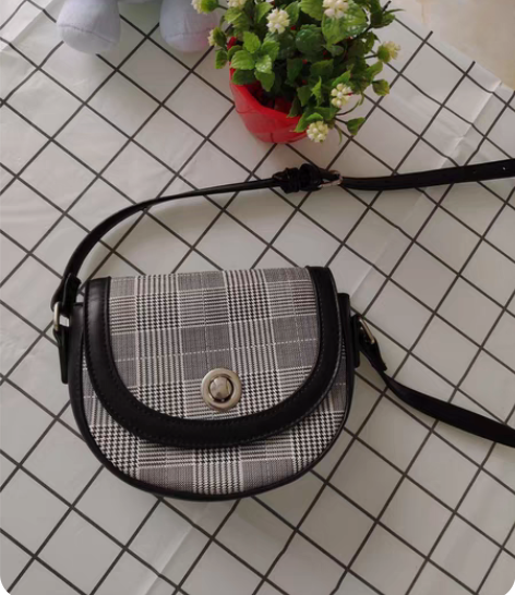 包邮大東女士包包  斜挎小包  可装手机纸...