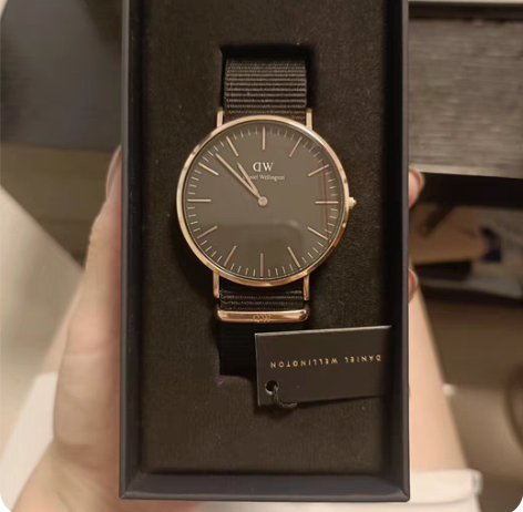 包邮全新未拆封DW手表，带全套专柜礼袋，发...