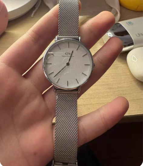 DW银色手表经典款式，买了两三年没带几次一...