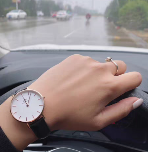 丹尼尔惠灵顿手表一直，带了不超过3次。几乎...