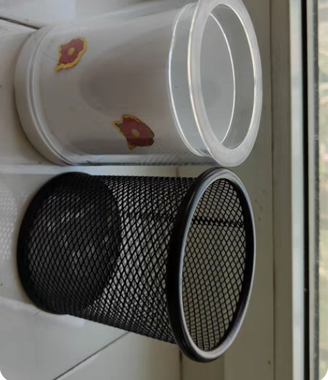 两个笔筒，一个金属的，一个塑料的，一同出，...