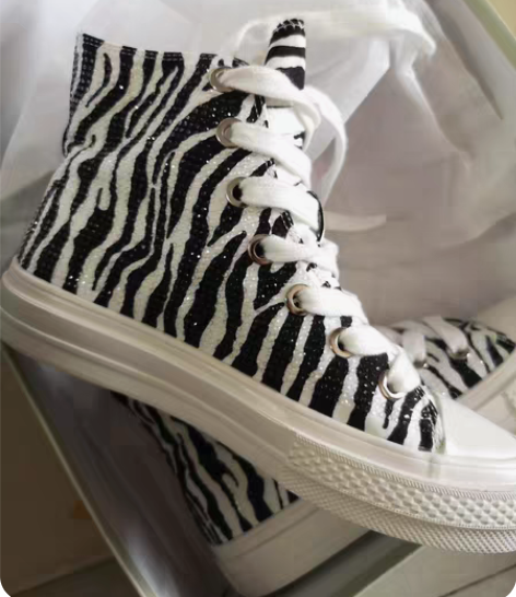 包邮全新KOUDU斑马纹高帮帆布鞋，满钻的...