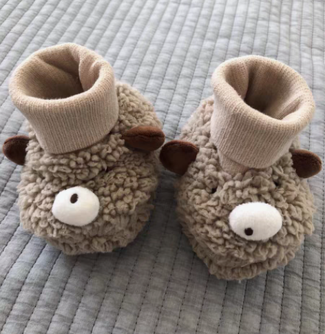 婴儿毛绒软底鞋袜，适合脚长10厘米内的宝宝...