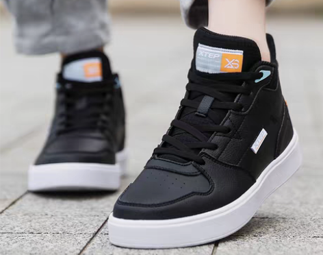 转卖特步女鞋板鞋高帮春季新款2022皮面防...