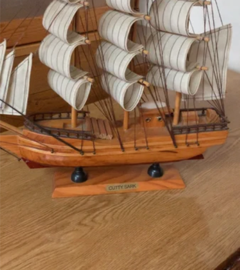 包邮实木质木制帆船，完好无破损，帆少有点灰...