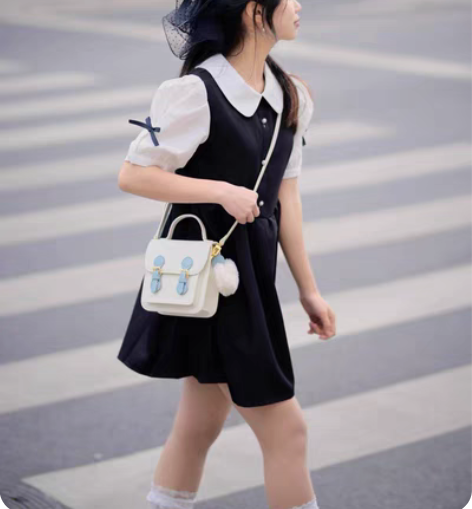 包邮不莱玫邮差包，适合可爱的软萌妹子，跟我...