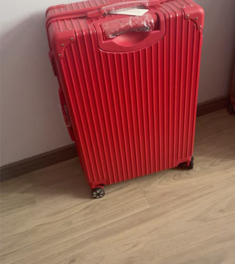 包邮26寸红色大箱子 全新便宜出 感兴趣的...