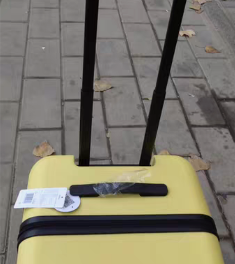 出一个90分的樱草黄箱子 完全没用过，只有...