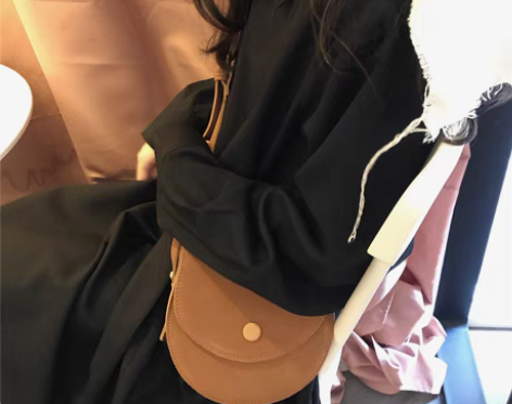 转卖ins超火包 斜跨复古半圆翻盖斜挎包简...