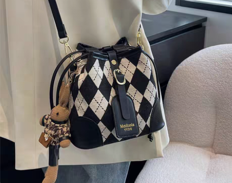 转卖爆款格子小包包女2021秋冬季新款百搭...
