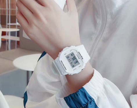 转卖手表材质比较硬，是电子手表，只有1件库...