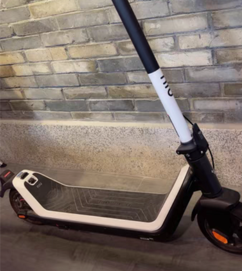 小牛电动踏板车 九层新 1800元出售几乎...