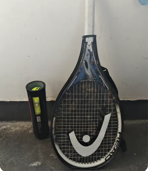 包邮9成新网球拍（附带三个网球），物品很新...