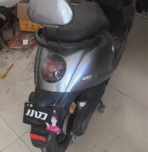 小刀可可电摩，不带电瓶。九成新，有需要的联...