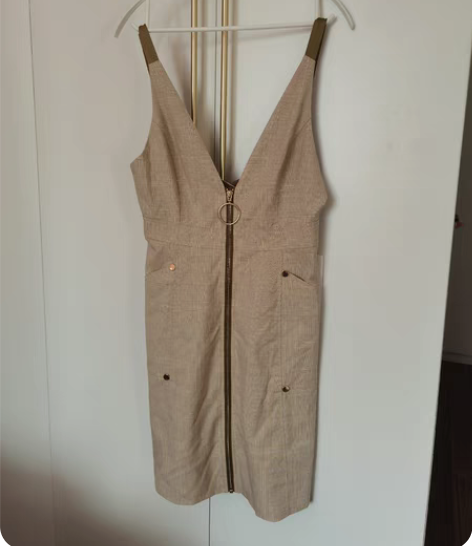 全新的太平鸟背带裙，吊牌都在，买回来后没多...