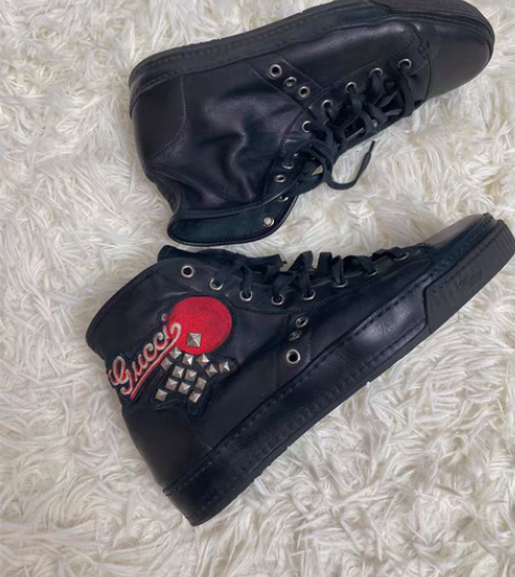 包邮GUCCI 小羊皮红日刺绣铆钉男高帮鞋...