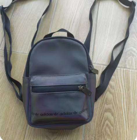 全新阿迪达斯镭射双肩包 在阳光下可以幻彩，...