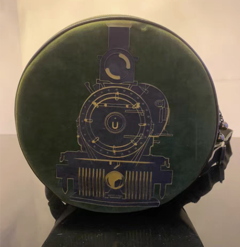 双肩包 很好玩的款式 背过好几次，但保护得...