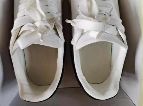 包邮实体店购入，小白鞋，39码，只穿了一次...