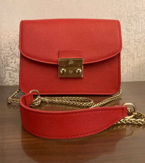 红色斜挎包包，有使用痕迹，低价转，和其他包...