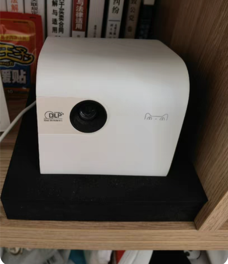 天猫魔屏M1R迷你便携智能投影仪家用投墙卧...