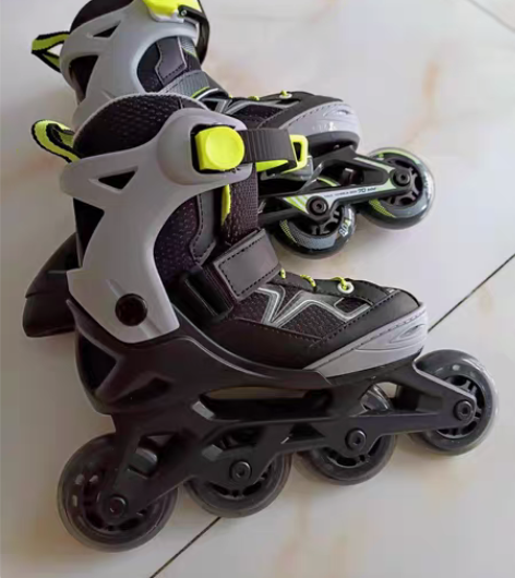 转卖迪卡侬儿童轮滑鞋套装滑轮鞋专业滑冰鞋O...