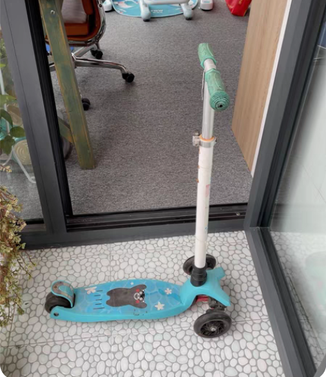 熊本熊滑板车儿童2-3-6-8岁四轮闪光男...