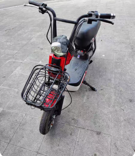 雅迪电动车133八成新。电瓶能骑30公里。...