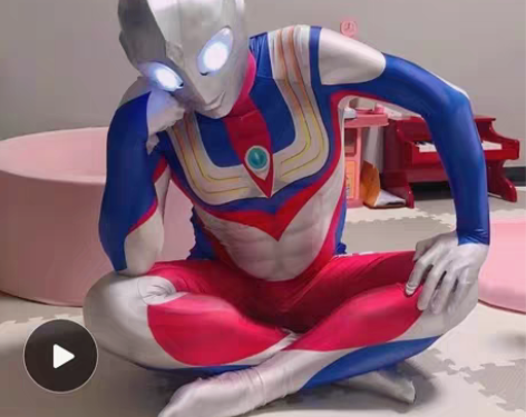 包邮奥特曼套装头盔,就试了一下,买大了,哄...