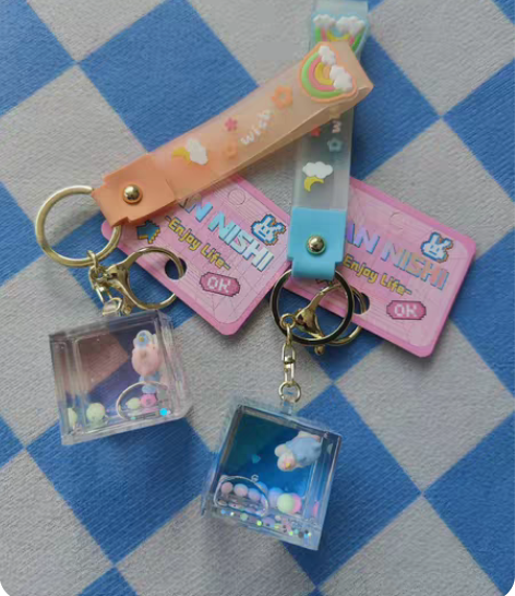 商场购入方形入油手绳扣，萌趣挂件系列。材质...