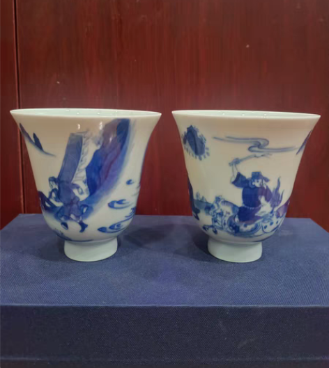 包邮康熙青花人物故事铃铛杯一对 感兴趣的话...