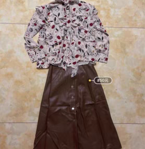 荷叶边套头衬衣?深卡其色A字裙伞裙～ 13...