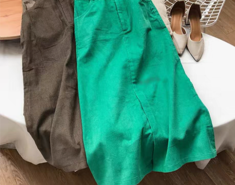 绿色灯芯绒长裙s码全新，腰围62.臀围86.裙长80 感兴趣...