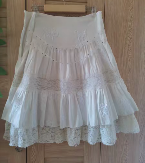 白色半身裙，面料：丝绸与蕾丝拼接。双层。腰...