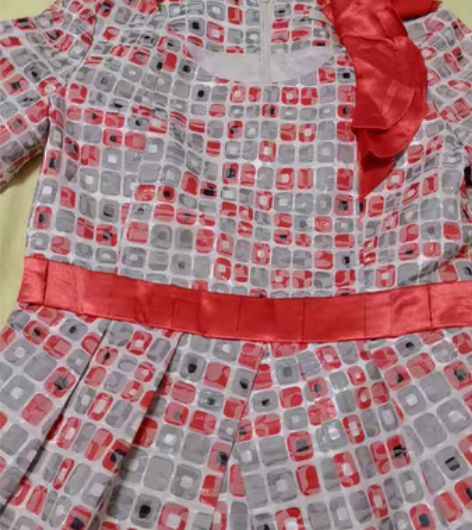 花苞连衣裙L码！98新。长度82，九分袖，...