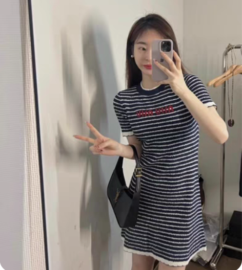 miumiu针织短袖连衣裙，38码，950...