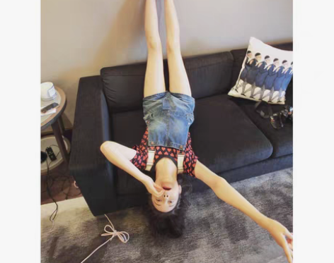 转卖张大奕 可爱背带牛仔短裤，背带针织 颜...