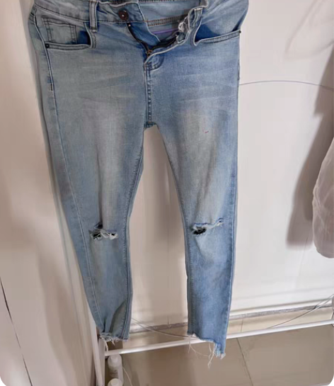 复古蓝 破洞铅笔裤 很舒适的面料 实体店够...